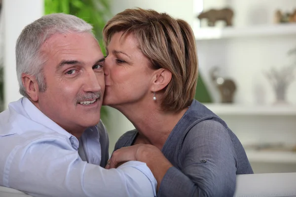 夫とキスする女 — ストック写真