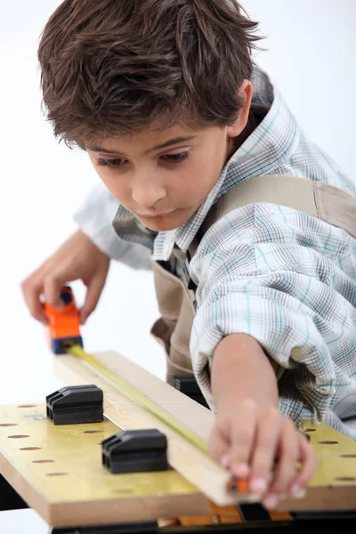 Rapaz a fazer carpintaria — Fotografia de Stock