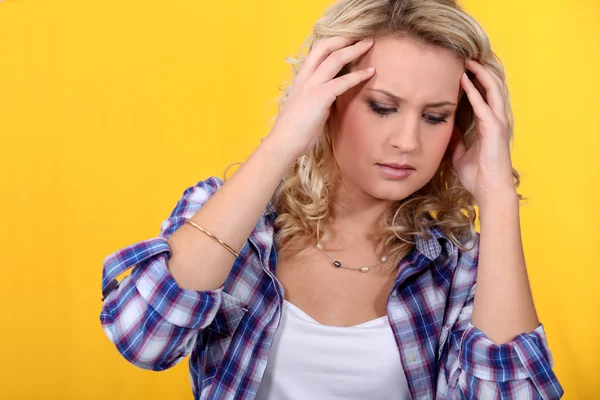 Jonge vrouw met hoofdpijn — Stockfoto