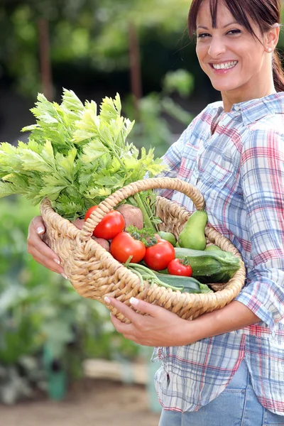 Vrouw met plantaardige mandje — Stockfoto