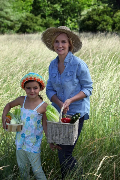 Mother and daughter in field — Stock Photo, Image