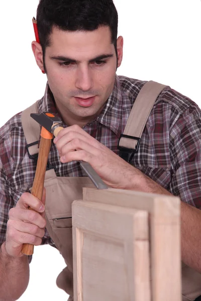 Hombre usando martillo y cincel — Foto de Stock