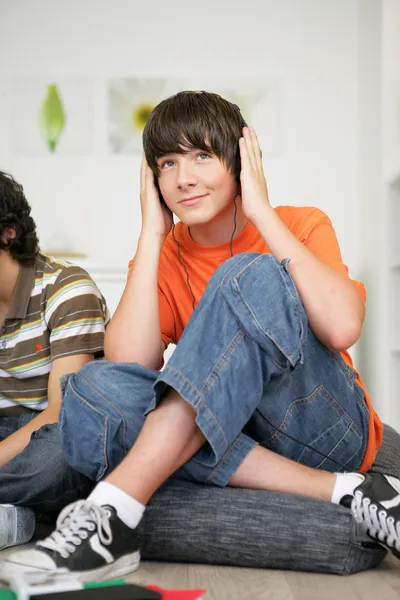 Teens relaxing on the sofa with music — Stock Photo, Image