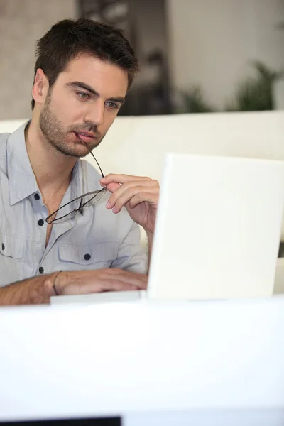 Man aan het werk op een laptop — Stockfoto