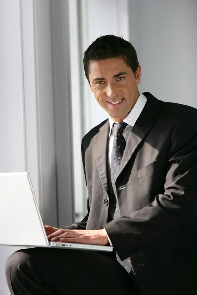 Hombre de negocios sonriente —  Fotos de Stock