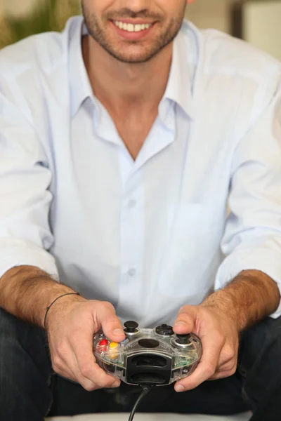 Mladý muž hraje videohry — Stock fotografie