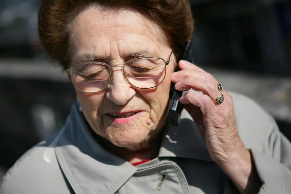 Idős hölgy szabadban Hívás kezdeményezése — Stock Fotó