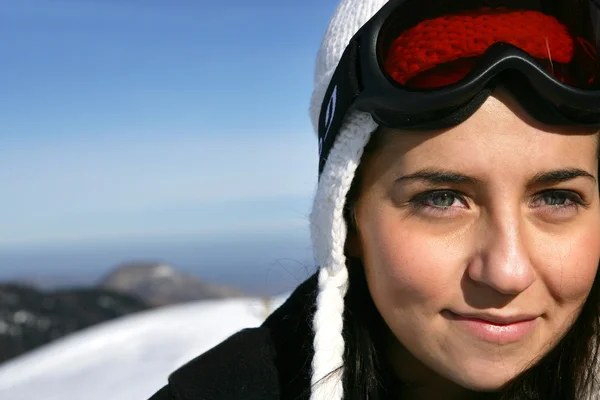 Frau stand auf verschneitem Berg — Stockfoto