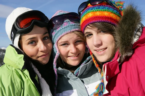 Tre vänner skidåkning — Stock fotografie