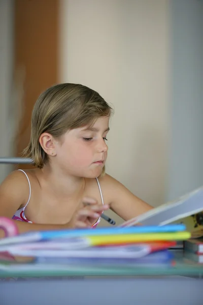 Ung flicka som arbetar på sina läxor — Stockfoto