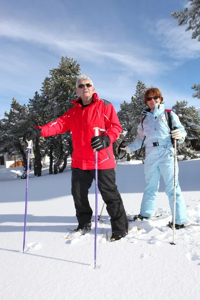 Coppia anziana in vacanza sugli sci — Foto Stock