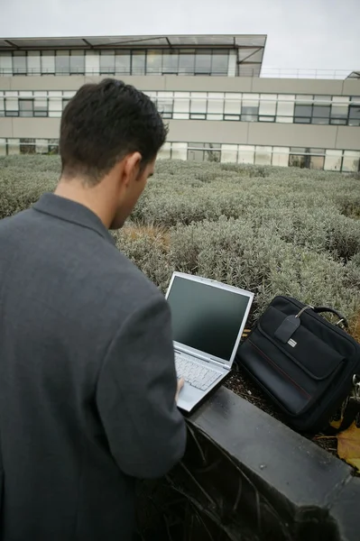 Forretningsmann som gjør bruk av gratis trådløst nett – stockfoto