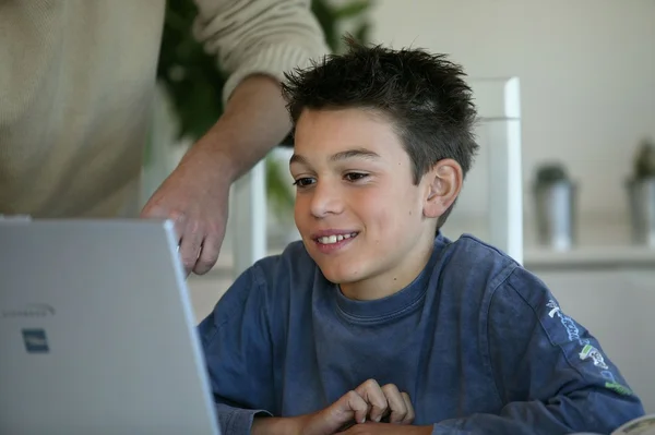 Menino usando um laptop — Fotografia de Stock