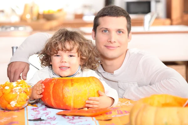 Father and his little boy making a pumpkin pie — Stock Photo, Image