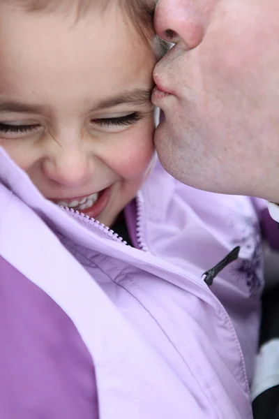 Vater küsst Tochter — Stockfoto