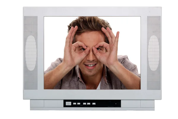 Homem fazendo uma cara boba dentro de uma moldura de televisão — Fotografia de Stock