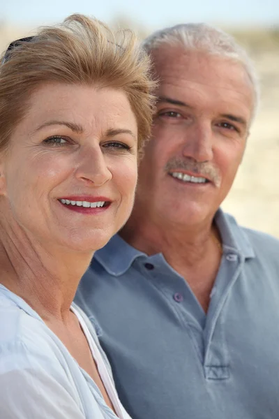 Ehepaar mittleren Alters stand am Strand — Stockfoto