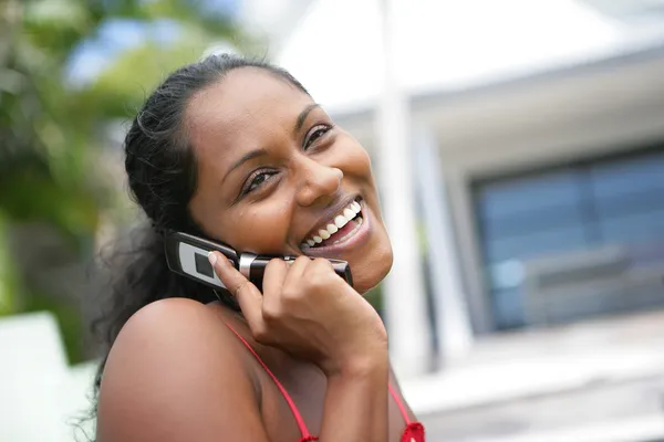 African american vrouw lachen tijdens gesprek — Stockfoto