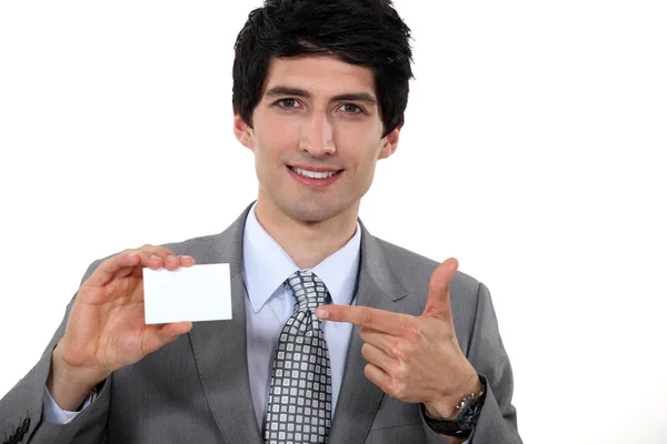 Un hombre de negocios mostrando su tarjeta . — Foto de Stock