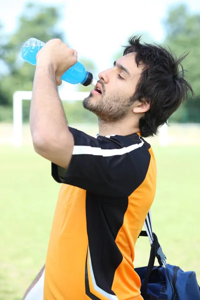 Footballer drinking water — Stock Photo, Image