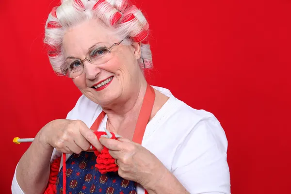 Starší dáma, pletení — Stock fotografie