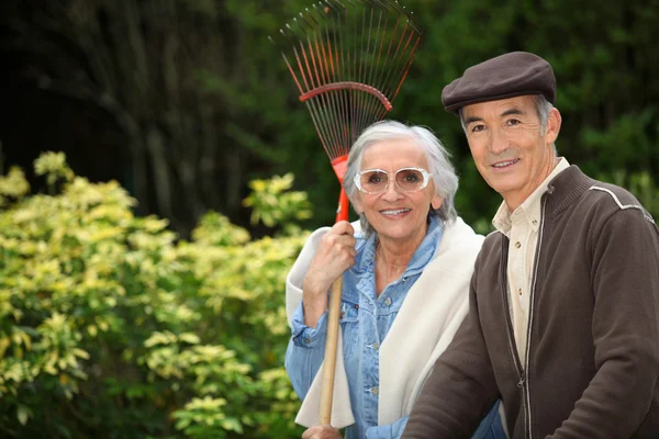 Sorrindo casal de idosos jardinagem — Fotografia de Stock