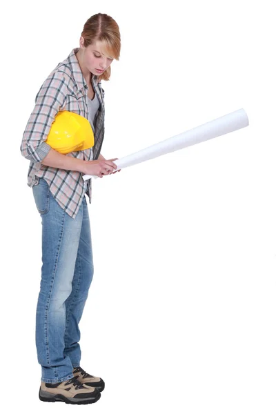 Güzel sarışın marangoz planları üzerinde beyaz izole holding — Stok fotoğraf