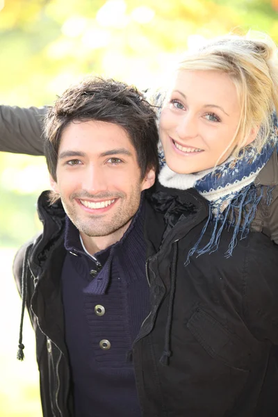 Pareja joven en un día otoñal — Foto de Stock