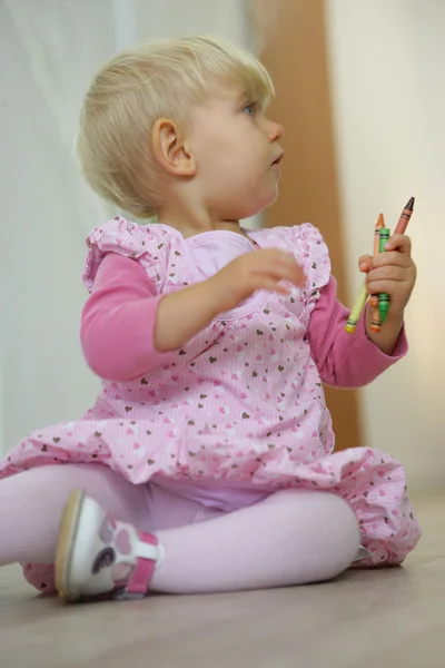 カラフルなクレヨンを持つ幼児 — ストック写真