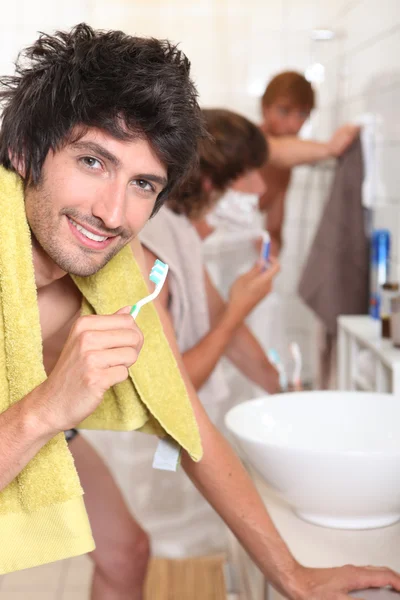 Homme brossant les dents — Photo