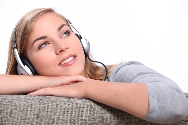 Teenager listening to music — Stock Photo, Image