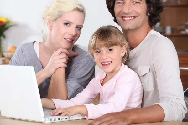 Родители обучают своих детей навыкам работы на компьютере — стоковое фото