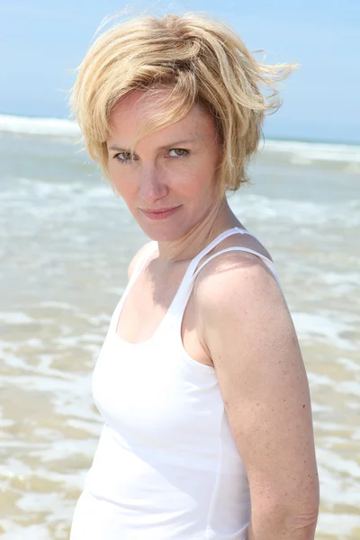 Retrato de mulher na praia — Fotografia de Stock