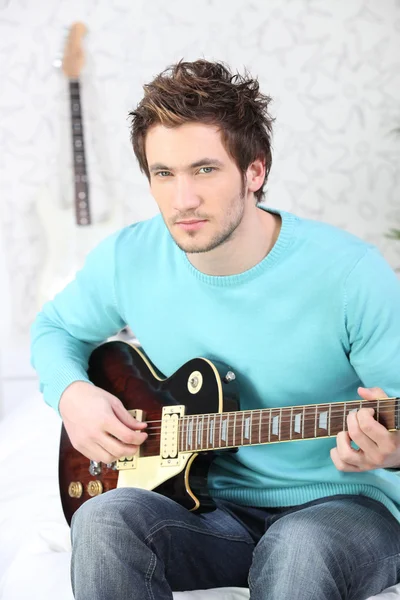 전기 기타를 연주하는 남자 — 스톡 사진