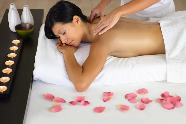Vrouw genieten van een rug massage — Stockfoto