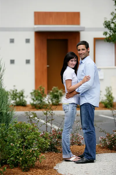 Jovem casal na frente de apartamentos — Fotografia de Stock