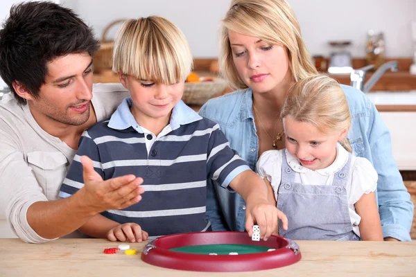 Familie spielt ein Spiel — Stockfoto