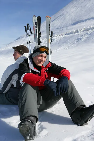 Dwóch mężczyzn przyjaciół na nartach — Zdjęcie stockowe
