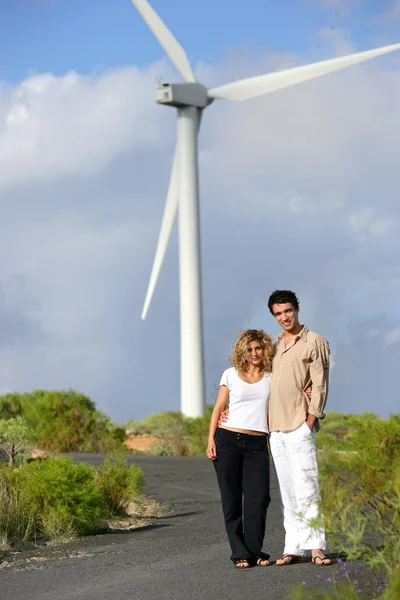 Пара стояла поруч з вітровою електростанцією — стокове фото