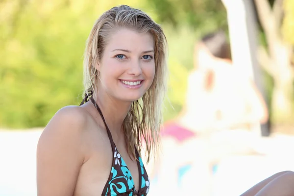 Mujer joven sonriente en bikini — Foto de Stock