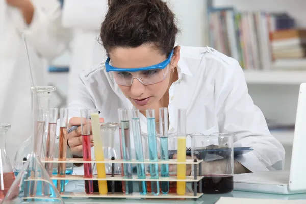 Kvinnliga forskare som arbetar i ett labb — Stockfoto