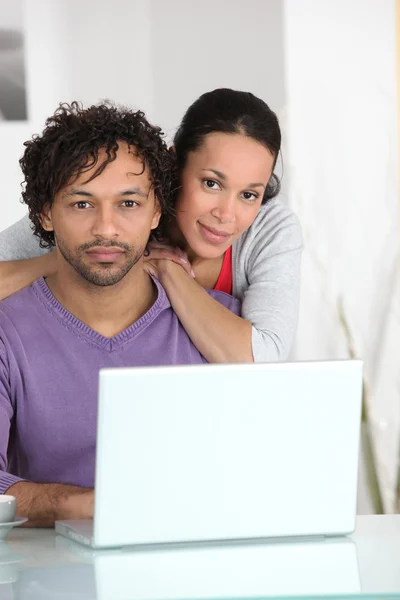 Smíšené rasy pár na laptop — Stock fotografie