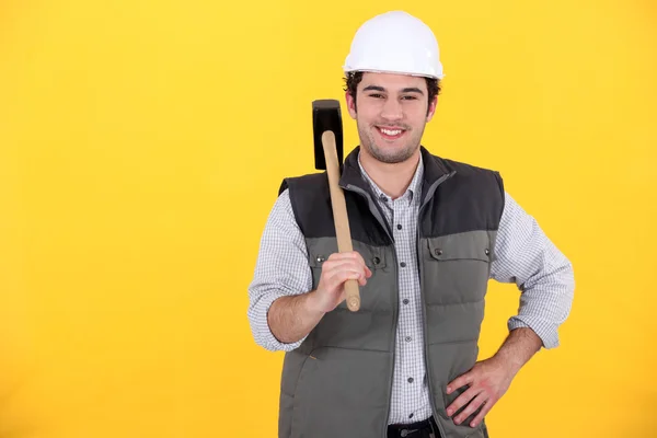 Uśmiechający się robotnik na żółtym tle — Zdjęcie stockowe