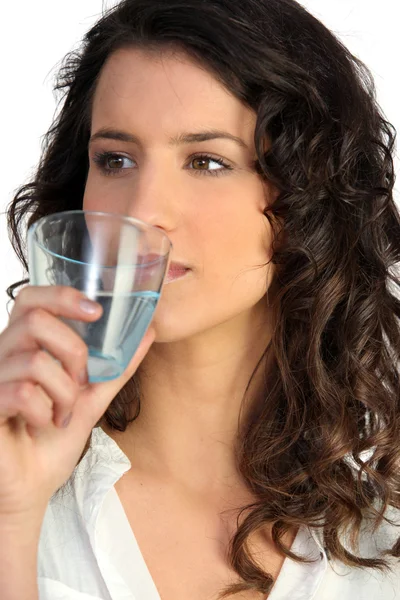 Donna che beve bicchiere d'acqua — Foto Stock