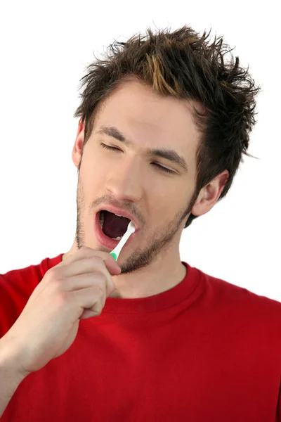 Młody człowiek szczotkowania zębów — Zdjęcie stockowe