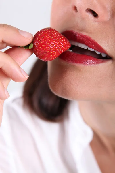 Mujer comiendo fresa — Foto de Stock