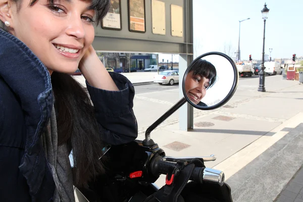 Mujer joven en un ciclomotor en la ciudad —  Fotos de Stock