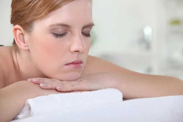 Mujer con los ojos cerrados durante un masaje de espalda —  Fotos de Stock