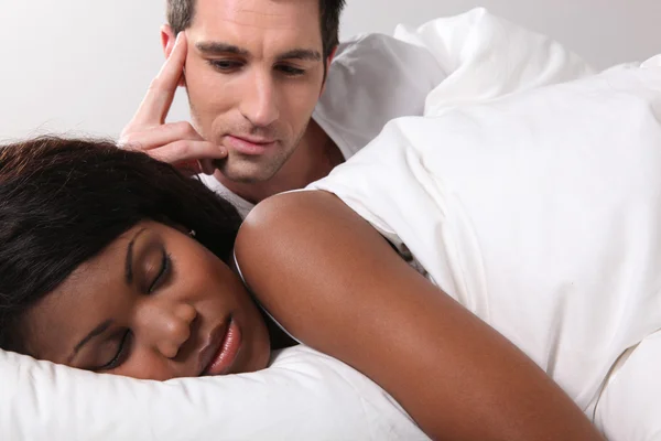 Uomo guardando la sua ragazza dormire — Foto Stock