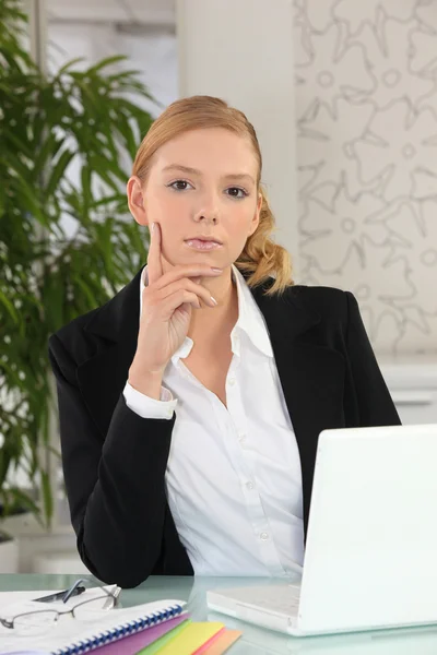 Jonge zakenvrouw een laptopcomputer gebruikt op haar Bureau — Stockfoto